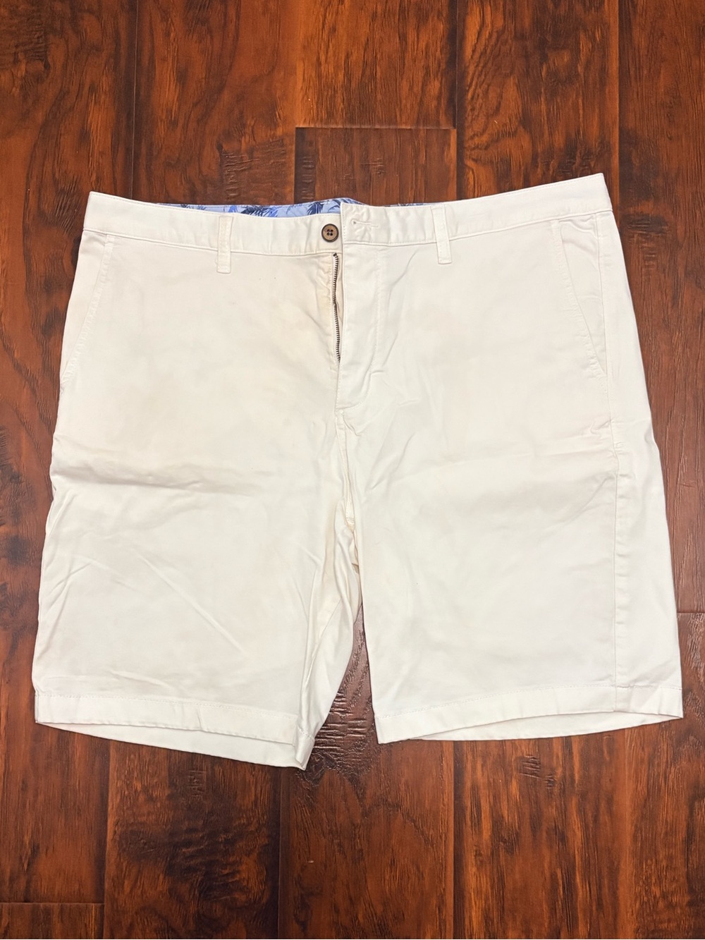 Tommy Bahama Men’s White Flat Front Shorts Size 40